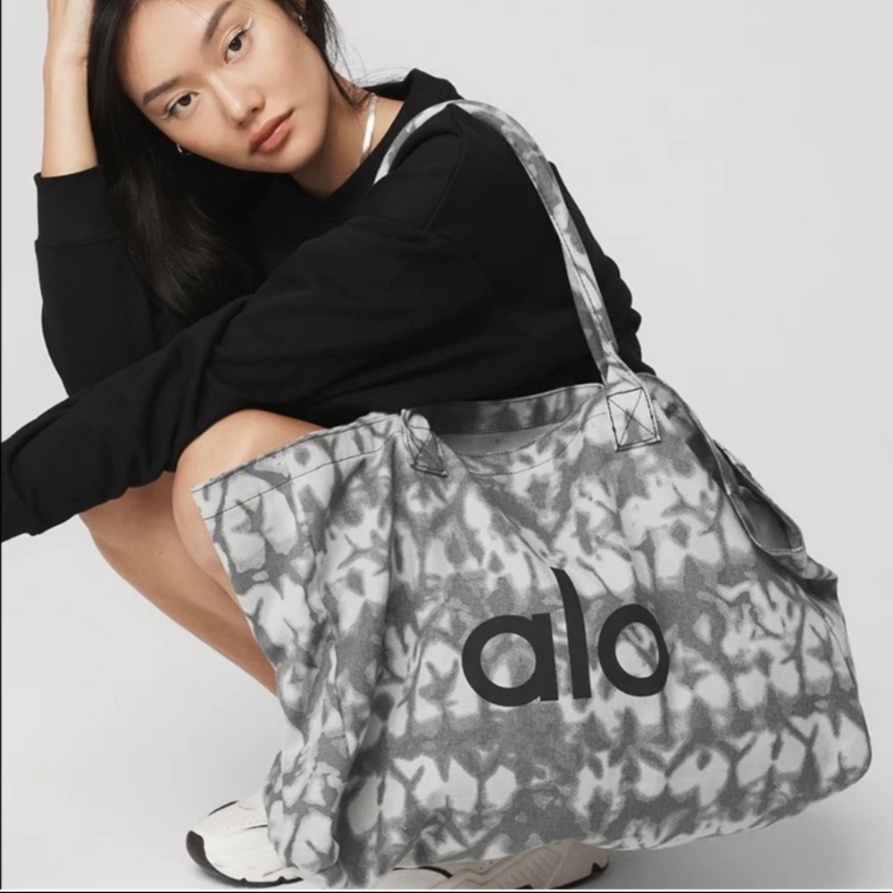 NWT alo Yoga Bag tied dye neutral gray earth tones shopper tote OS